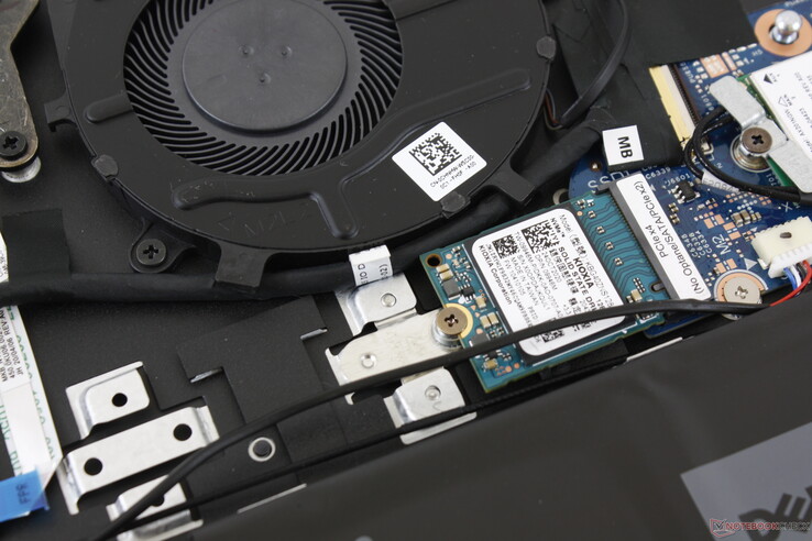 È interessante notare che il portatile viene fornito con un SSD 2230 NVMe invece del più comune 2280. Il laptop può supportare fino a due SSD M.2 2280 contemporaneamente