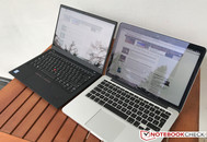 X1 Carbon HDR (sinistra) vs. MacBook Pro 13 (destra)