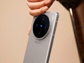 Vivo X100s ha una quadrupla fotocamera rotonda con il logo Zeiss. (Immagine: GSMarena)