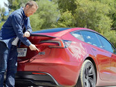 La nuova Model 3 Performance si qualifica per il credito d'imposta (immagine: Top Gear/YT)