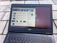 Il Fujitsu LifeBook U728 all'aperto, in zona d'ombra