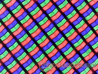 Matrice subpixel nitida con colori profondi che spuntano. La granulosità è minima e quasi impercettibile