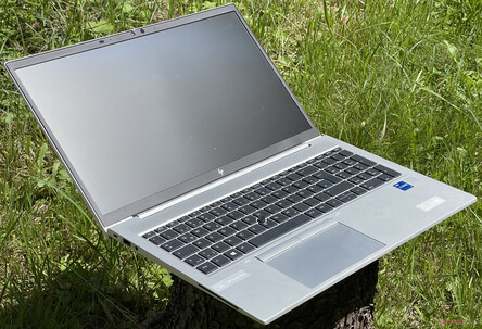 EliteBook 850 G8 - Uso all'aperto in una giornata di sole con SureView attivato (vista laterale)