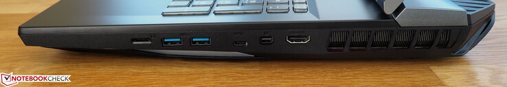 A destra: lettore schede microSD, due porte USB 3.1 Gen2 Type-A, una porta USB 3.1 Gen2 Type-C, una porta Mini DisplayPort 1.4, porta HDMI 2.0