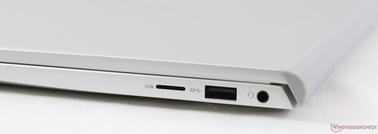 A destra: Lettore MicroSD, USB-A 3.2 Gen. 1, 3,5 mm combo audio