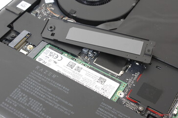 Lo spargitore di calore è stato rimosso per rivelare lo slot primario M.2 PCIe4 x4 e l'SSD