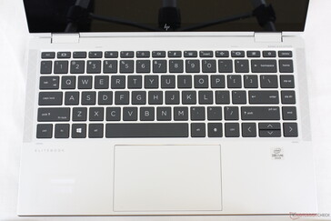 HP ha aggiunto nuove funzioni della tastiera che non erano presenti sull'EliteBook x360 1040 G5 come l'otturatore della fotocamera e i tasti programmabili HP