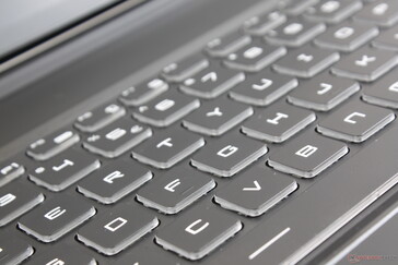 La tastiera Chiclet è comoda da digitare con un feedback leggermente più solido rispetto all'Asus ROG Strix o all'Hero