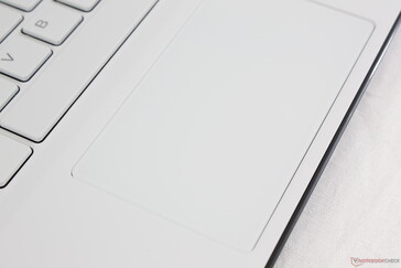 Il Clickpad (10,5 x 6 cm) è più piccolo rispetto all'XPS 15, ma i suoi tasti integrati sono più solidi e non così spugnosi