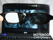 Gli occhiali sono filtri polarizzanti, come quelli utilizzati in fotografia.