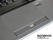 Il touchpad ha una piacevole superficie opaca ed una scroll bar in rielevo.
