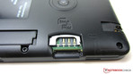 Gli slot per la micro-SIM e la microSD si trovano sotto la cover del case.