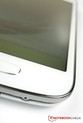 Il Galaxy Ace 3 impressiona per la sua elevata qualità costruttiva e per extra stilosi, come il mordo in metallo.
