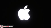 Il logo Apple illuminato sul retro