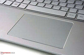 Touchpad ampio con pulsanti integrati.