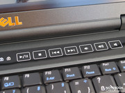 I tasti sensibili al tatto per le funzioni multimediali sono sopra la tastiera.