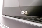 Display con una cornisce scura e logo Dell
