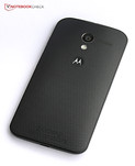 Motorola vuole inserirsi nel mercato di media gamma con una cover posteriore curva e in gomma e funzionalità innovative.