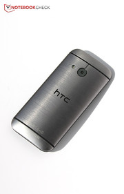 L'HTC One Mini 2 è piacevole da mantenere in mano con i suoi 4.3 pollici e il retro arrotondato.