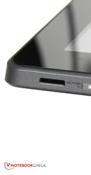 Siccome lo slot per micro SD si trova sulla parte bassa del tablet, quando tablet e dock sono collegati occorre ribaltare l'intero dispositivo per arrivare allo slot.