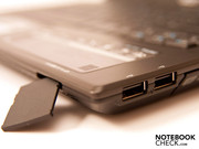 Il lettore di schede 5-in-1 e due porte USB sul fronte