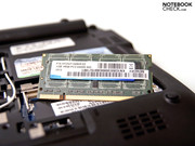 La RAM è su un singolo banco da 1 GB prodotto da Hynix e si trova sotto la seconda cover