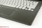 Il touchpad è liscio e ha un perimetro cromato simile a quello del Samsung ATIV 9