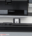 Lo slot della SIM card è nello scompartimento della batteria.