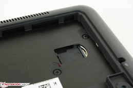 L'accesso allo slot SIM richiede la rimozione della batteria