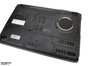 Quando il portatile è utilizzato per giocare, la superficie del G60J può diventare particolarmente calda. Comunque, la parte superiore del portatile non diventa particolarmente calda.