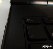 La luminosità della tastiera e dello schermo possono essere regolati tramite un sensore di luminosità.