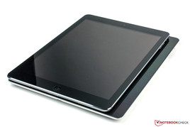 Nonostante abbiano uno schermo dalla stessa diagonale, l'iPad Air è considerevolmente più compatto.