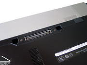 Grazie alla porta docking sul lato inferiore del notebook l'M2400 può essere collegato anche ad altre interfacce.