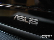 Il logo Asus nella parte inferiore della cornice dello schermo