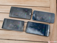 Outdoors (dall'alto al basso e da sinistra a destra): LG G4, Samsung Galaxy S6, Nokia Lumia 930 e LG G3
