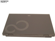 Un portatile multimediale da Fujitsu con un design elegante, in nero lucido con la palpebra dello schermo decorata...