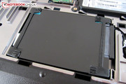 L'HDD da 750 GB è nascosto sotto una cover nera.