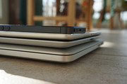 Dall'alto al basso: iPhone 5, iPad Air, iPad 3, MacBook Pro 13 (2013).