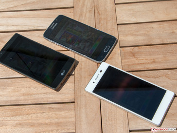 Mentre il Galaxy S6 aumenta la luminosità, i concorrenti la riducono a causa delle temperature.