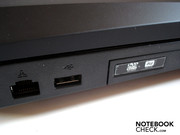 Una porta RJ-45, un'altra USB ed un'unità ottica DVD sono invece presenti sul lato sinistro