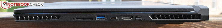 Lato Destro: SD card reader (completo), USB 3.0, USB 3.1 Type-C Gen 1, HDMI, mini DisplayPort