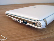 Il Samsung NC10 only offre la classica configurazione di connessione per un netbook, con USB, VGA e porte audio.
