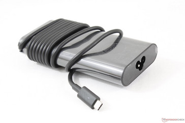 Alimentatore relativamente piccolo (~14.3 x 6.5 x 2.3 cm) da usare anche per ricaricare dispositivi compatibili con USB Type-C