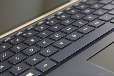 I caratteri in oro contrastano bene con i colori blu a differenza di quelli delle serie HP EliteBook o Dell XPS in argento, bianco o grigio.