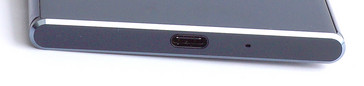 inferiore: porta USB-C, microfono