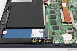 Un adesivo 'caution' protegge l'SSD M.2