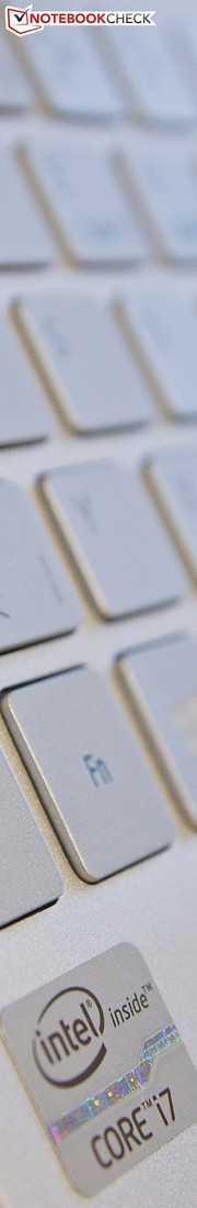 I tasti hanno un'escursione ridotta. La sensazione nella digitazione è ottima; il layout è questione di gusti.