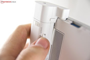 Entrambe le piccole viti sono facili da avvitare e mantengono la batteria in posizione. Comunque, è difficile da rimuovere.