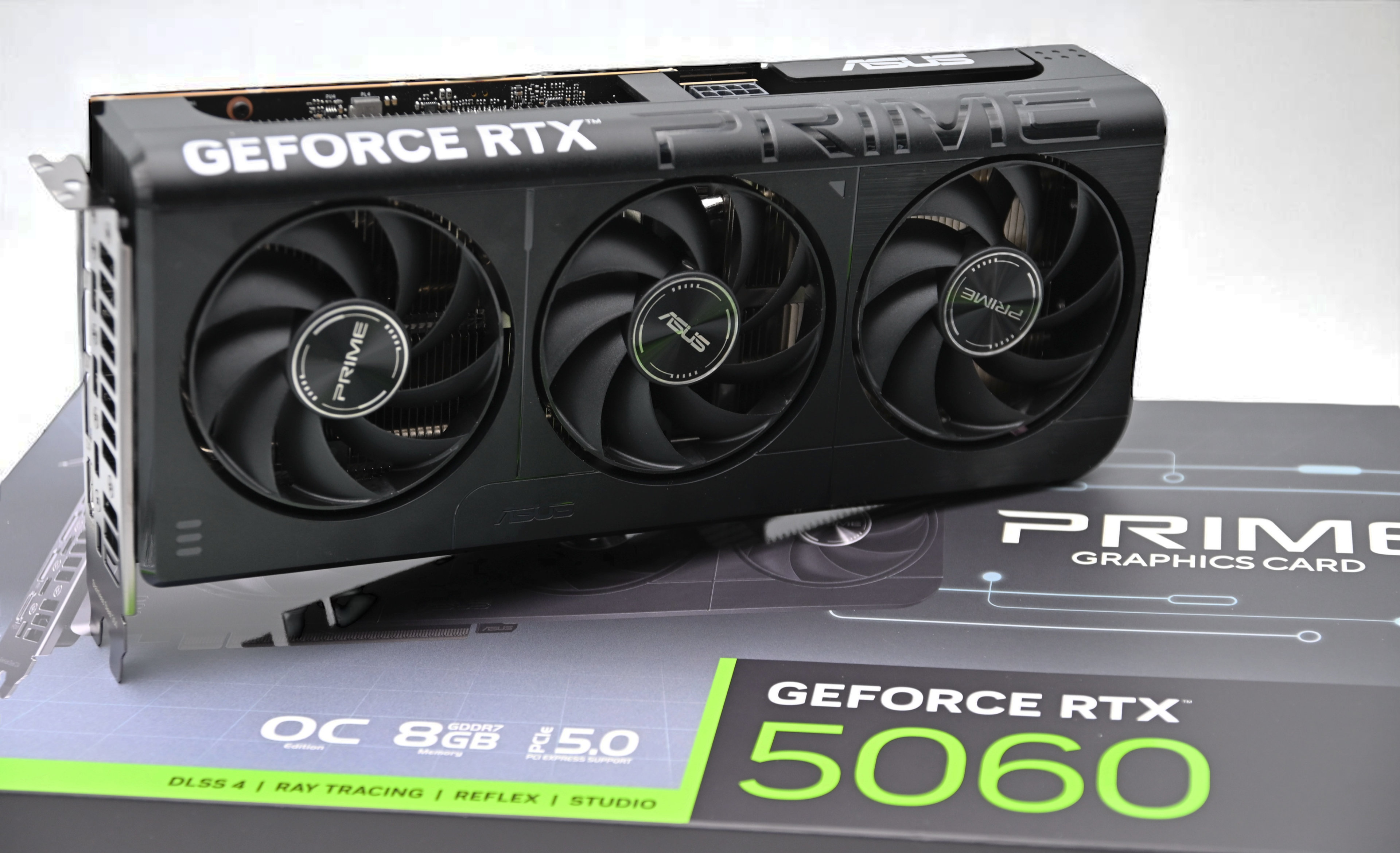 ASUS Dual RTX 5060 OC White 8GB GDDR7 – Scheda Grafica NVIDIA Blackwell Con DLSS 4 E Design 2.5 Slot