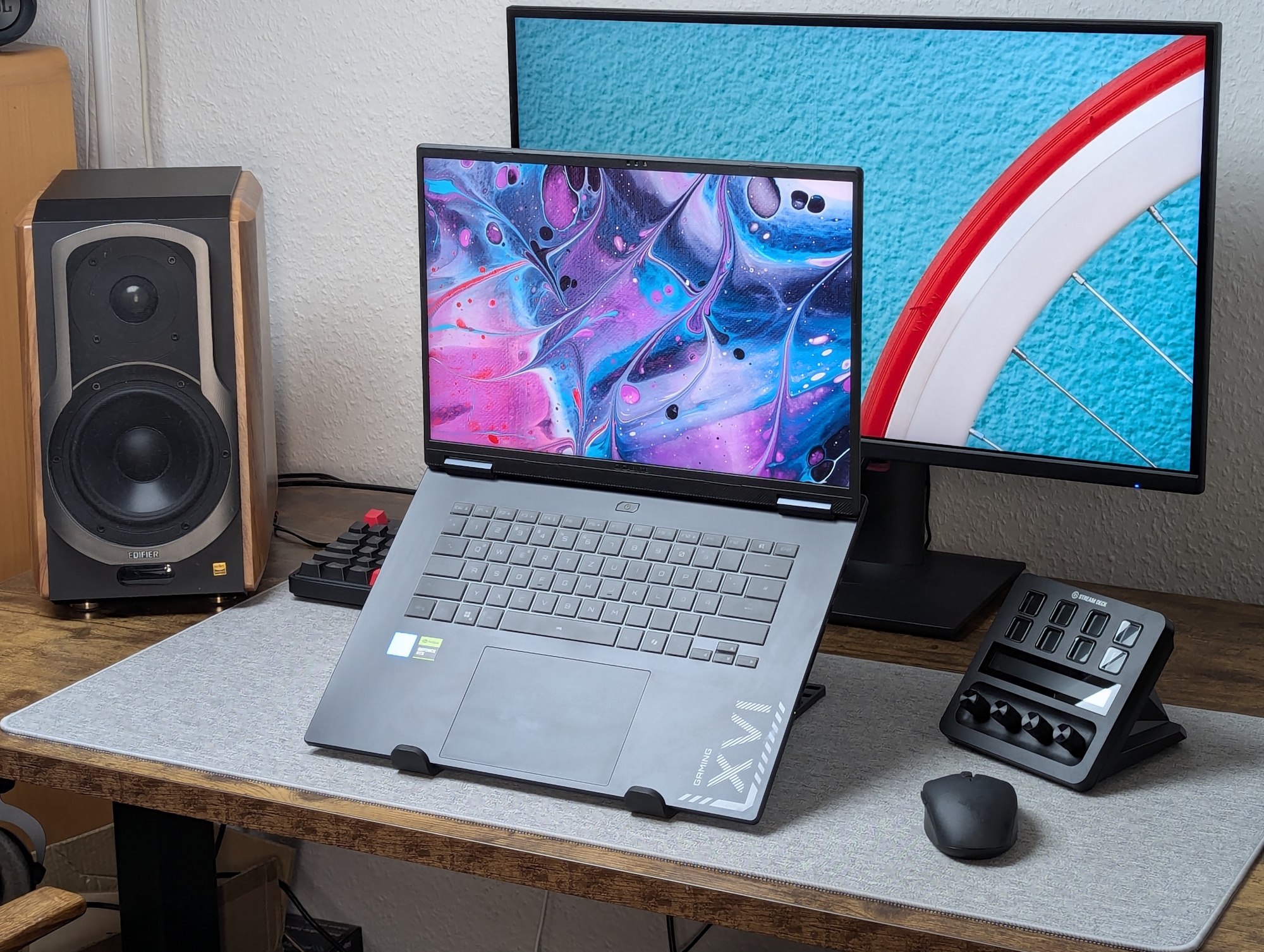 Gigabyte Gaming A16 Pro sulla scrivania